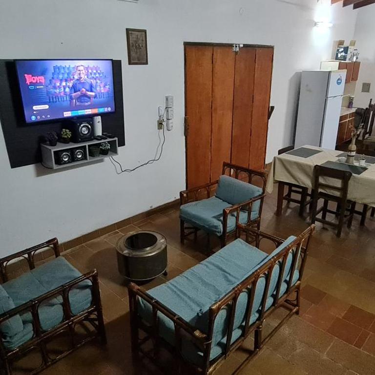 Casa familiar estilo colonial a metros del lago - Two-Bedroom House - 16