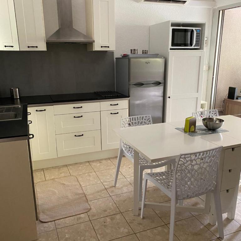 Appartement 4 personnes avec terrasse et piscine proche plage et commerces - Apartment mit 1 Schlafzimmer - 2