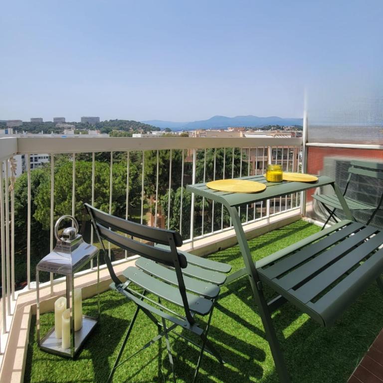 Splendide T2, 200m de la mer, climatisé, parking - Apartamento de 1 dormitorio con balcón y vistas a la montaña - 1