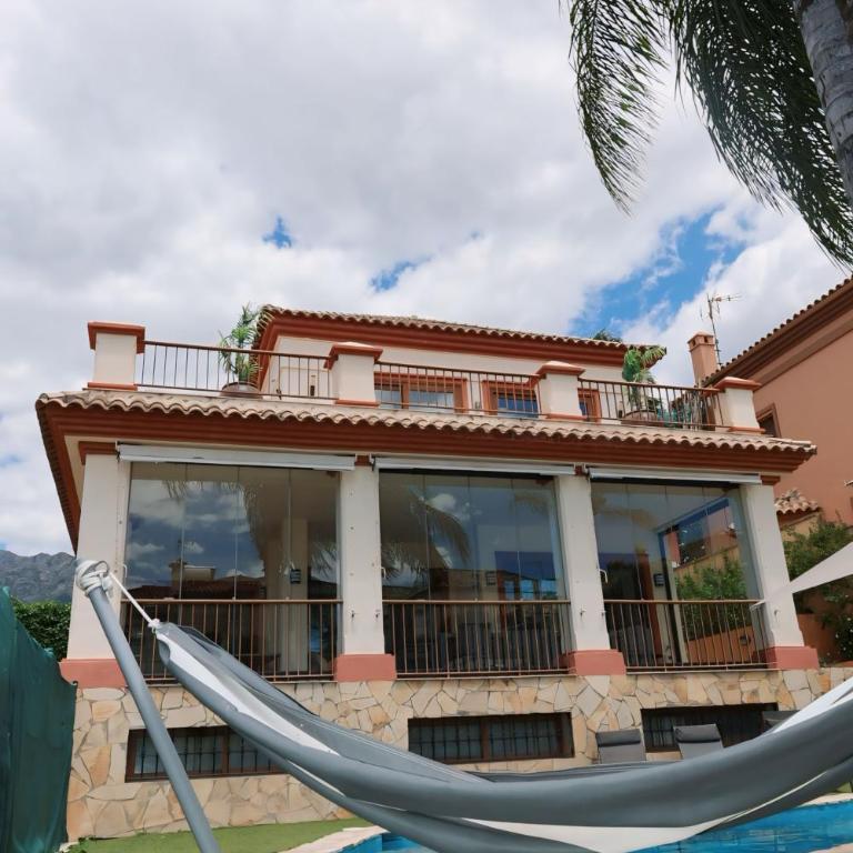 Precioso Chalet - Piscina- Garaje privado- Jardín - Casa de 4 dormitorios - 56