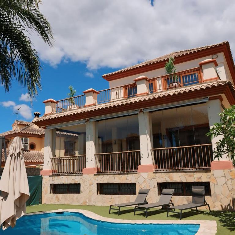 Precioso Chalet - Piscina- Garaje privado- Jardín - Casa de 4 dormitorios - 57