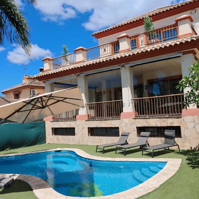 Precioso Chalet - Piscina- Garaje privado- Jardín - Casa de 4 dormitorios - 76