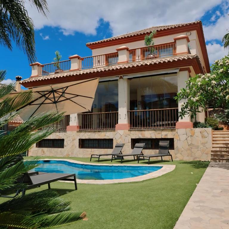Precioso Chalet - Piscina- Garaje privado- Jardín - Casa de 4 dormitorios - 77