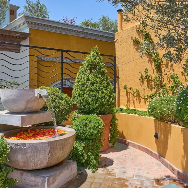 Casa Zaca, 3BR Centro Home with Rooftop & Garden - Three-Bedroom Villa - 5
