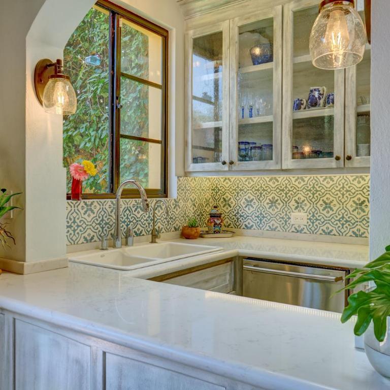 Casa Zaca, 3BR Centro Home with Rooftop & Garden - Three-Bedroom Villa - 23