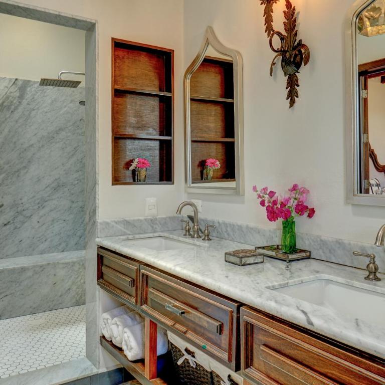 Casa Zaca, 3BR Centro Home with Rooftop & Garden - Three-Bedroom Villa - 32