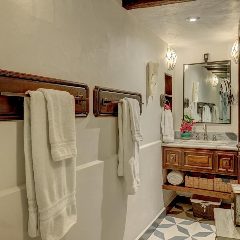 Casa Zaca, 3BR Centro Home with Rooftop & Garden - Three-Bedroom Villa - 33
