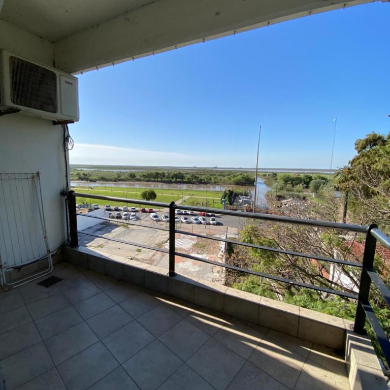 Moderno piso con vista al río en zona residencial - Three-Bedroom Apartment - 5