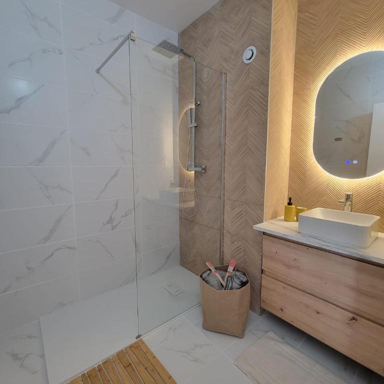 Splendide T2, 200m de la mer, climatisé, parking - Apartamento de 1 dormitorio con balcón y vistas a la montaña - 12