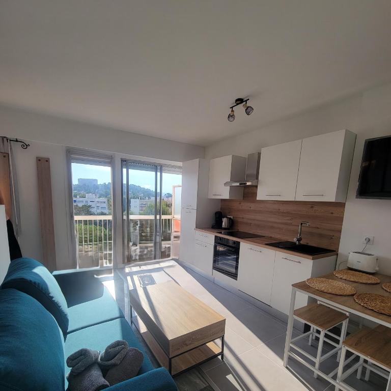 Splendide T2, 200m de la mer, climatisé, parking - Apartamento de 1 dormitorio con balcón y vistas a la montaña - 5