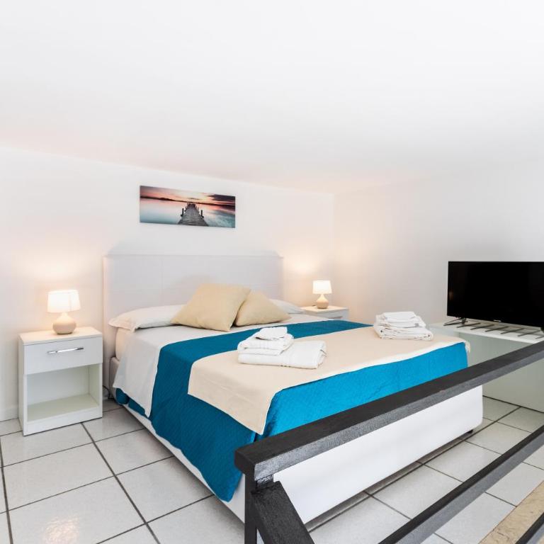 Fronte Mare Apartments & City Views - Two-Bedroom Apartment with Sea View - 6