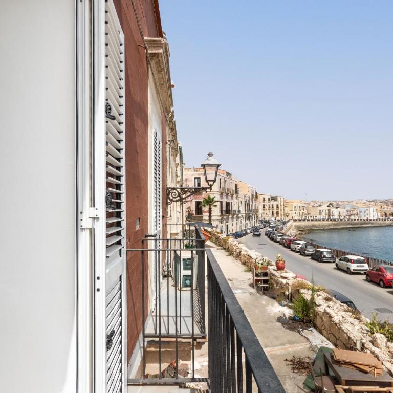 Fronte Mare Apartments & City Views - Two-Bedroom Apartment with Sea View - 15