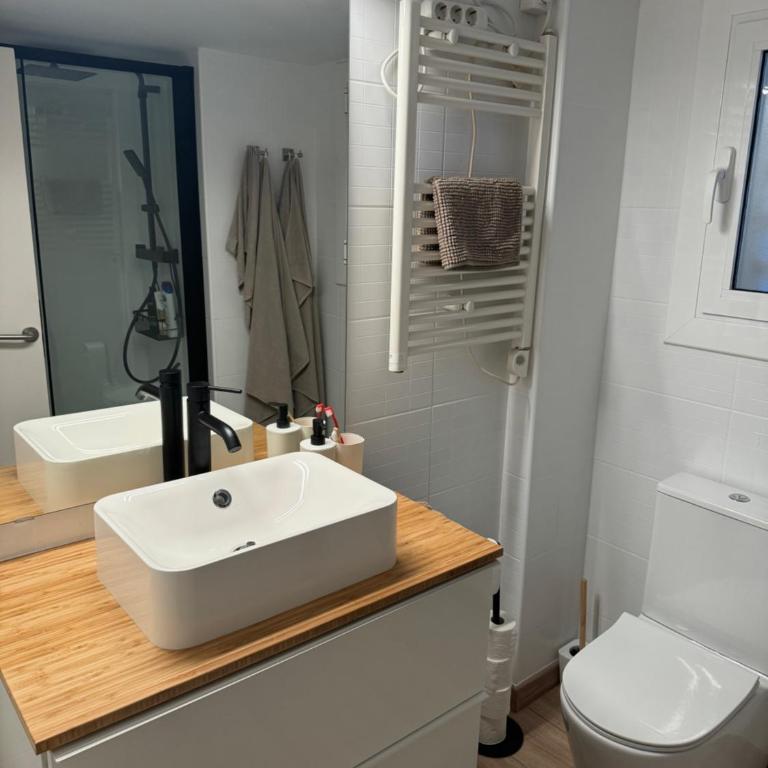 Precioso apartamento delante del mar en Palamós - Three-Bedroom Apartment - 8