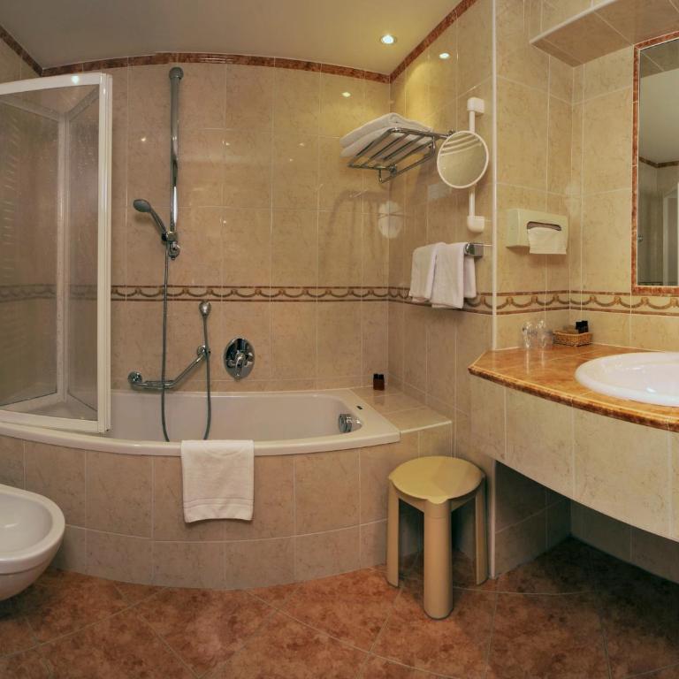 Hotel Garni Concordia - Dolomites Home - Camera Matrimoniale Comfort con Balcone - 1