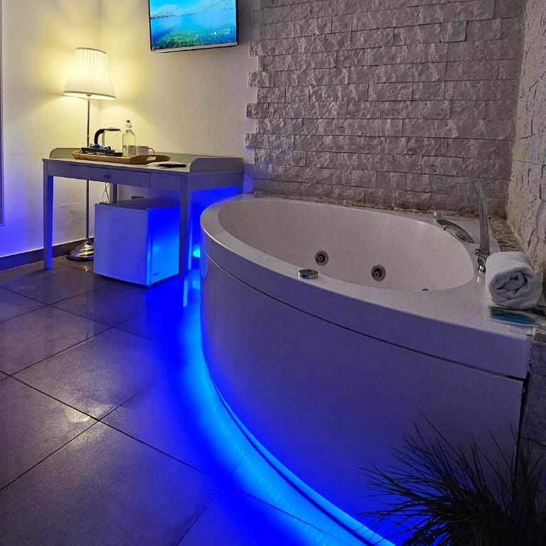 B&B Napoli Centrale Room&Jacuzzi - Camera Deluxe Matrimoniale/Doppia con Letti Singoli, con Vasca Idromassaggio - 19