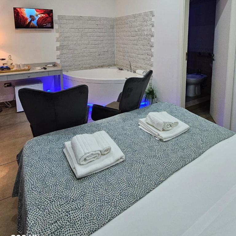 B&B Napoli Centrale Room&Jacuzzi - Camera Deluxe Matrimoniale/Doppia con Letti Singoli, con Vasca Idromassaggio - 18