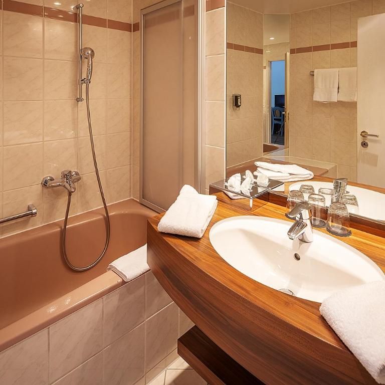Hotel Bodmi - Familienzimmer mit Blick auf den Hof - 6