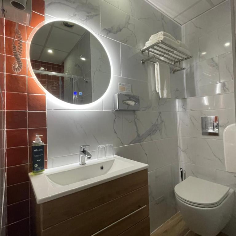Brit Hotel Acacias - Chambre Double Standard (12 m²) - 8