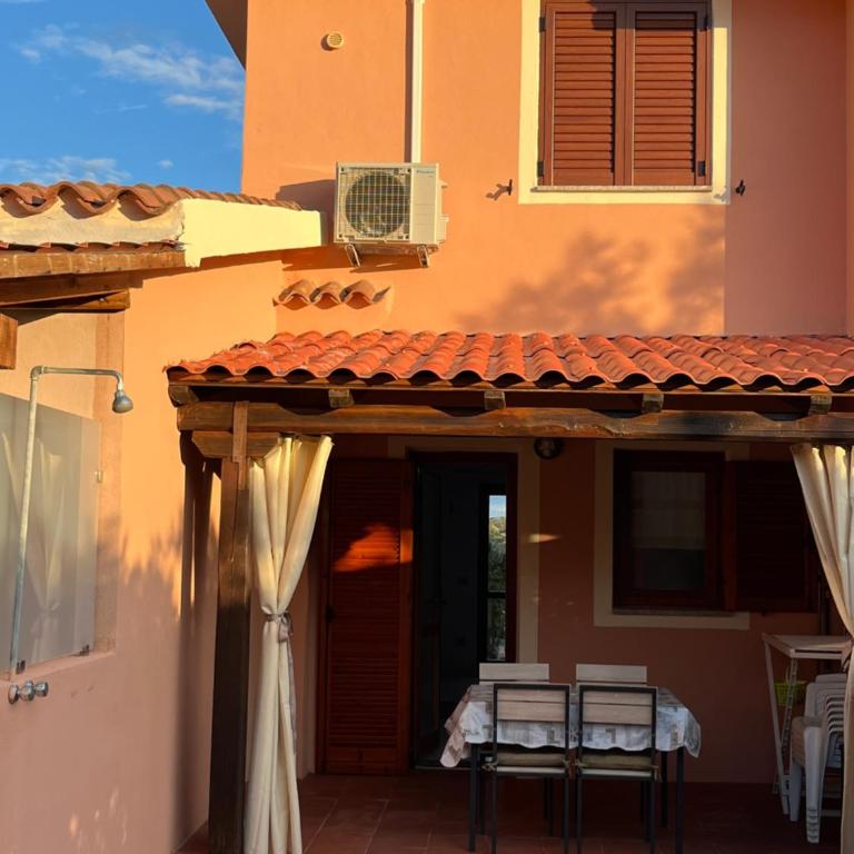 Villetta MP casa sviluppata su due piani con doppia veranda e parcheggio privato - Appartamento con 2 Camere da Letto - 52