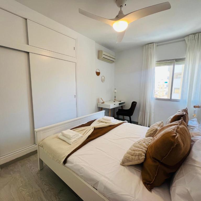Los Boliches, nuevo, 3D, Wifi, AACC, Para 8 - Three-Bedroom Apartment - 9