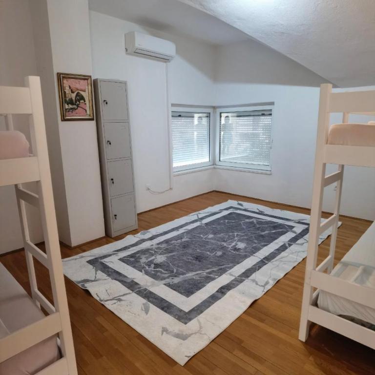 Lovely Home City Center - Bed in 6-Bed Dormitory Room - 8