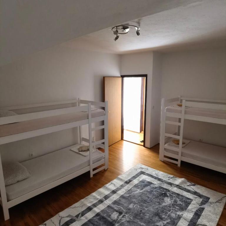 Lovely Bosnian Home - Bed in 4-Bed Mixed Dormitory Room - 7