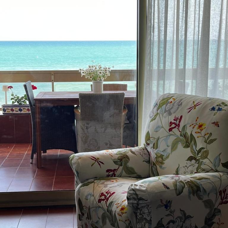 Acogedor y Amplio Apartamento familiar a pie de playa - Three-Bedroom Apartment (shared with host) - 2