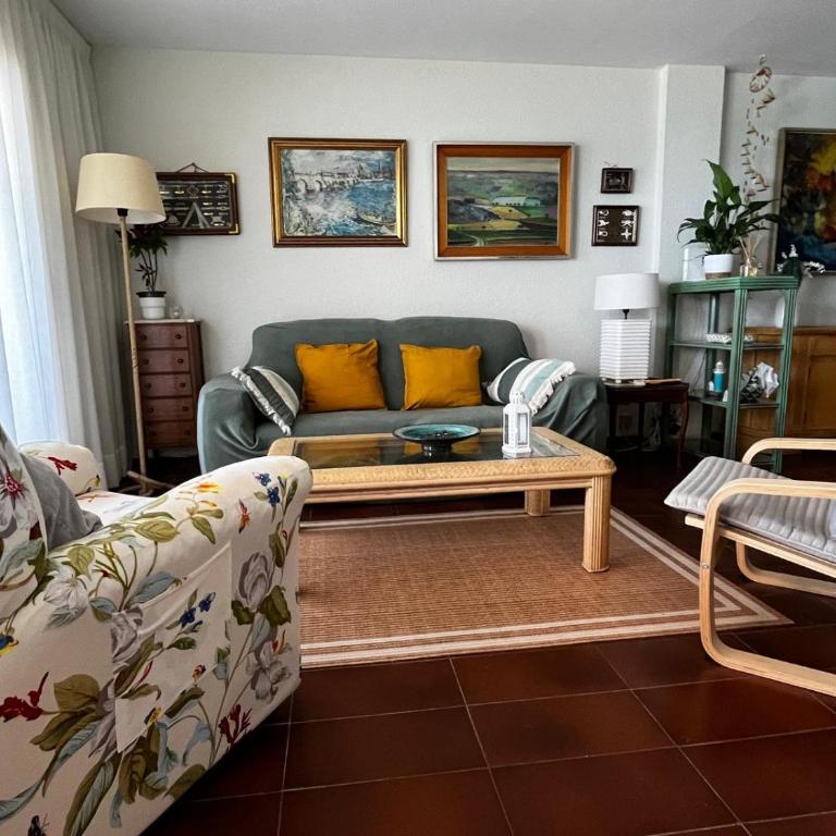 Acogedor y Amplio Apartamento familiar a pie de playa - Three-Bedroom Apartment (shared with host) - 5