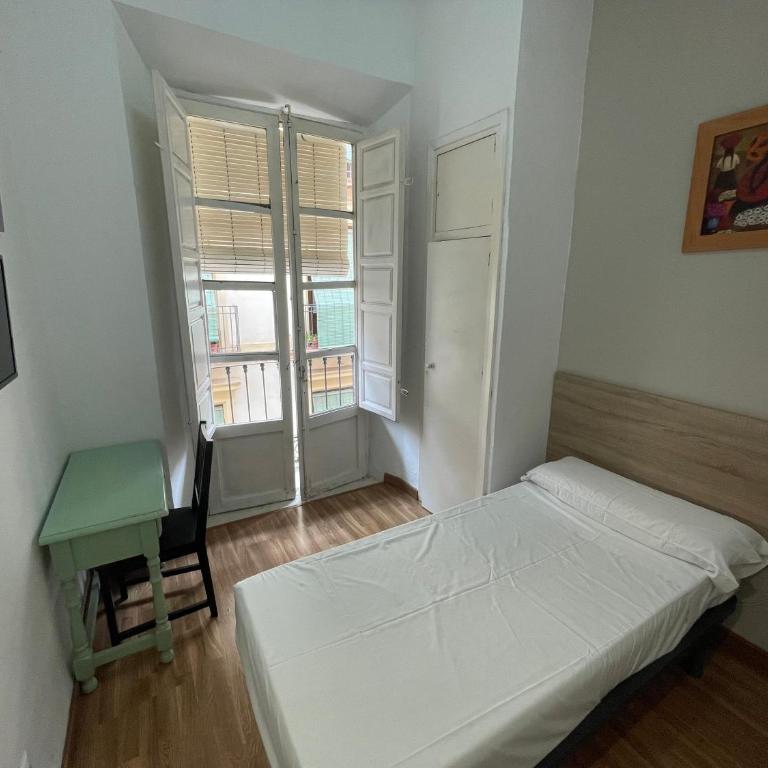 Pensión Duquesa Bed & Breakfast - Basic Single Room with Shared Bathroom - 5