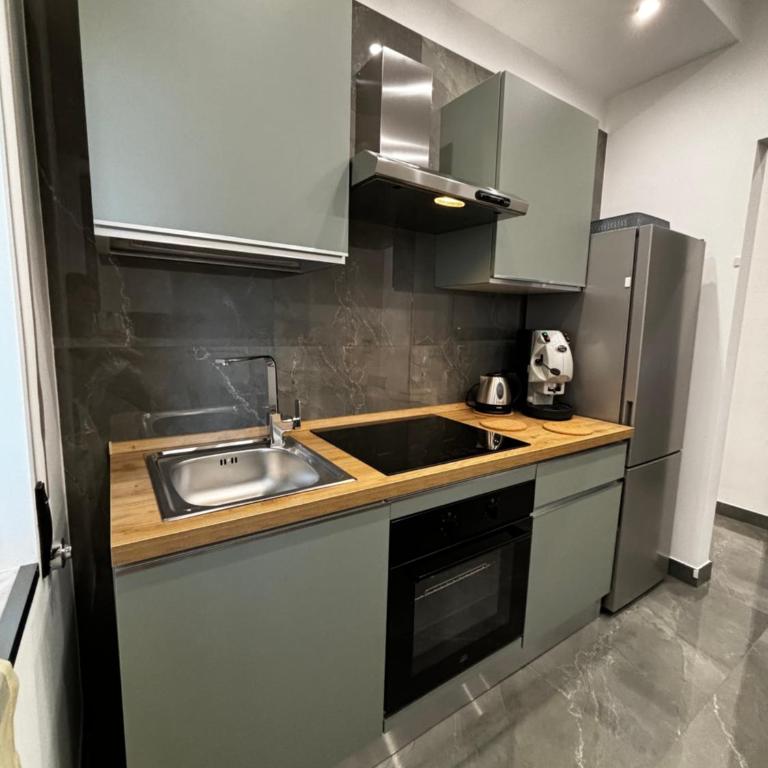 Louis Helen Apartment - Three-Bedroom Apartment - 60