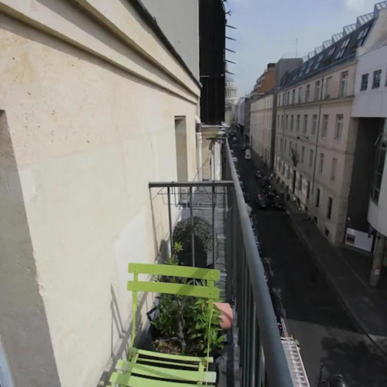Appartement 5 chambres au dernier étage - Appartement - 15