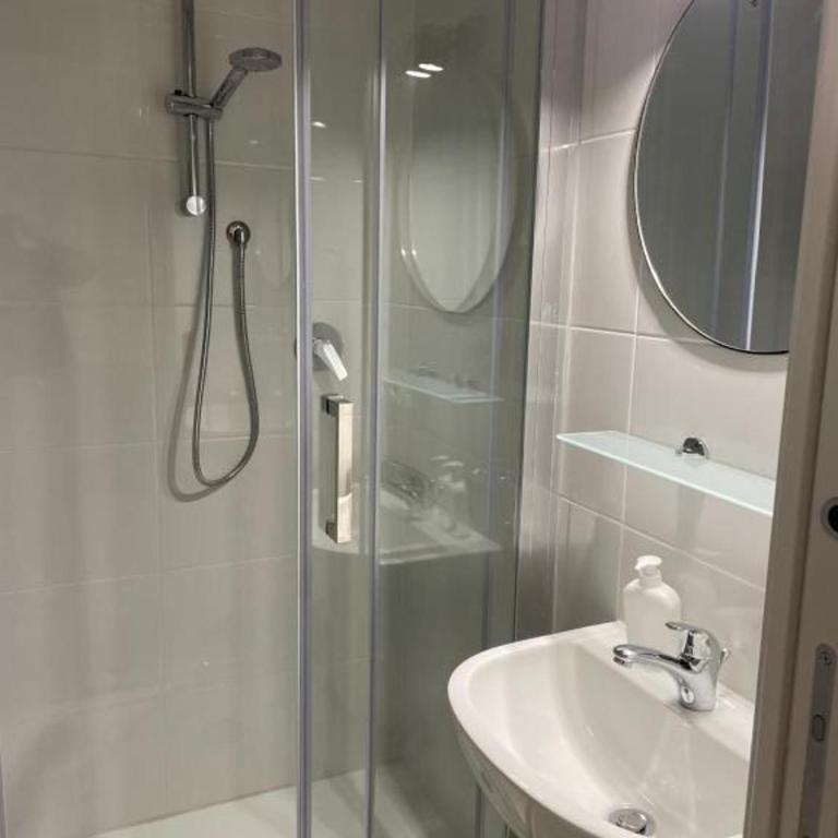 B8 wang - Camera Doppia con Letti Singoli e Bagno in Comune - 3