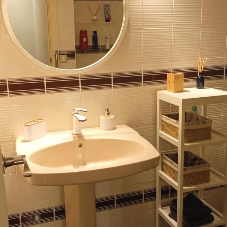 Acogedor y Amplio Apartamento familiar a pie de playa - Three-Bedroom Apartment (shared with host) - 17