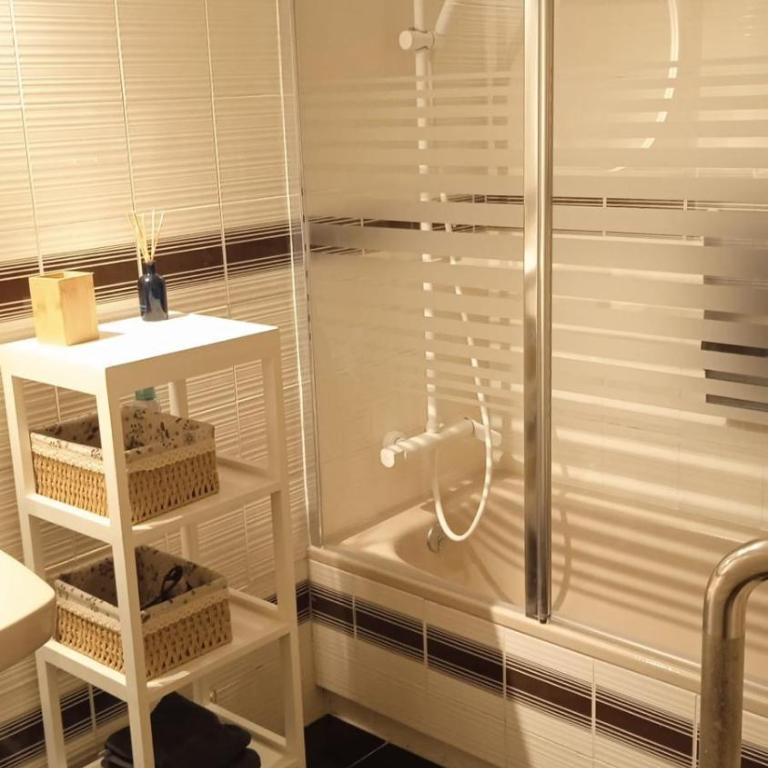 Acogedor y Amplio Apartamento familiar a pie de playa - Three-Bedroom Apartment (shared with host) - 18