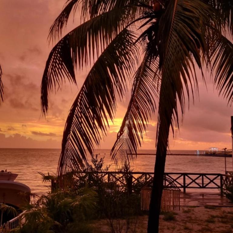 On The Beach Seaside Sunrise Haven 4 Sea View - Three-Bedroom Apartment - 7