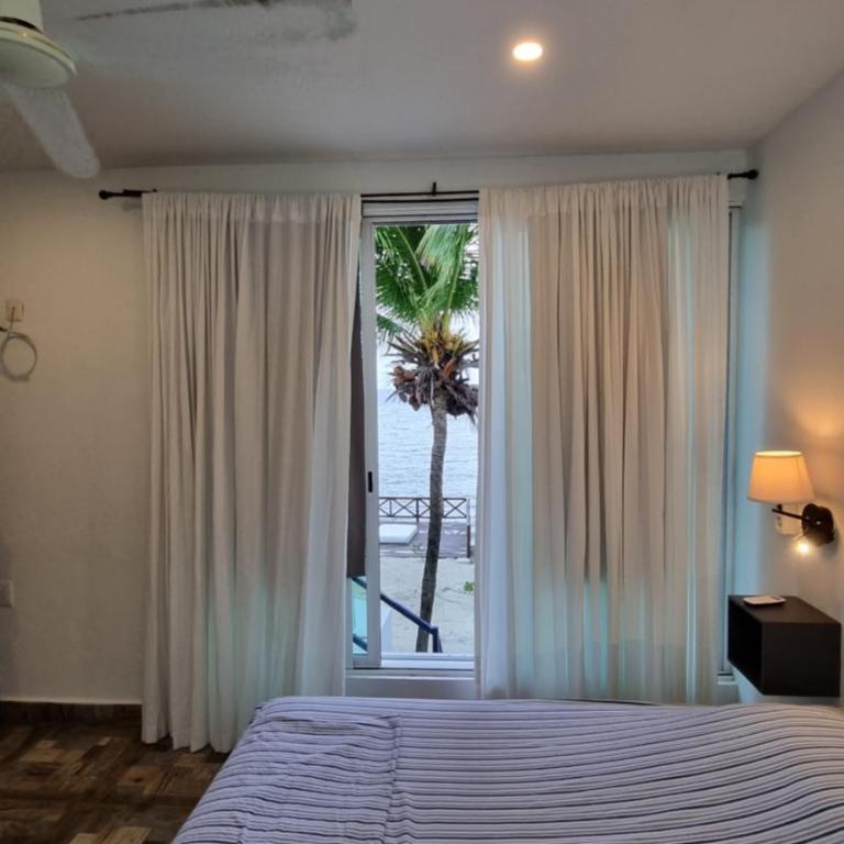 On The Beach Seaside Sunrise Haven 4 Sea View - Three-Bedroom Apartment - 25