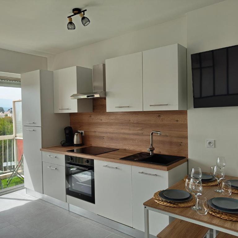 Splendide T2, 200m de la mer, climatisé, parking - Apartamento de 1 dormitorio con balcón y vistas a la montaña - 4