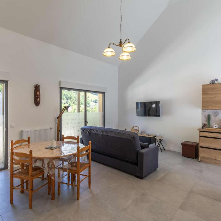 Lodge neuf avec 3 chambres, terrasse et parking, à 5 min du centre de Cauterets - FR-1-401-298 - Apartment - 7