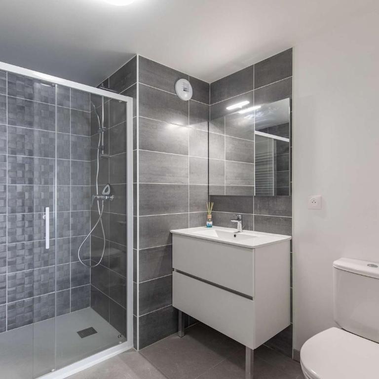 Lodge neuf avec 3 chambres, terrasse et parking, à 5 min du centre de Cauterets - FR-1-401-298 - Apartment - 18
