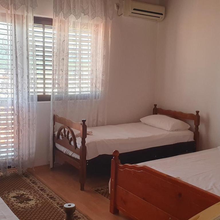 Guesthouse Sinani - Trokrevetna Soba sa Balkonom i Spoljnim Kupatilom - 3