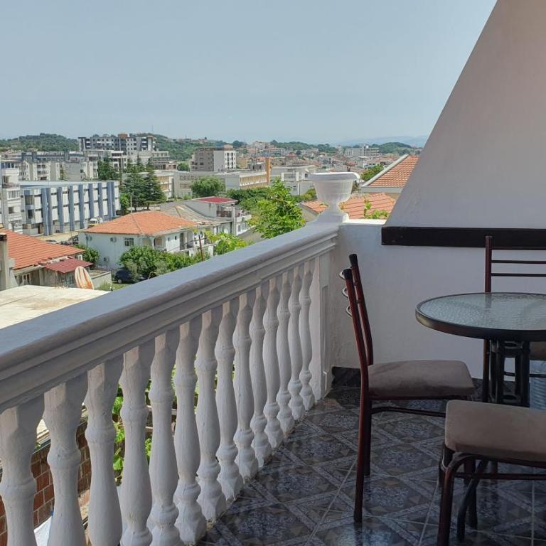 Guesthouse Sinani - Triple Room with Balcony and External Bathroom - 2