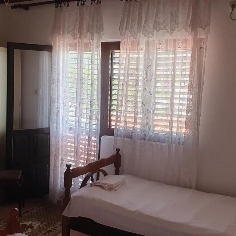 Guesthouse Sinani - Triple Room with Balcony and External Bathroom - 1