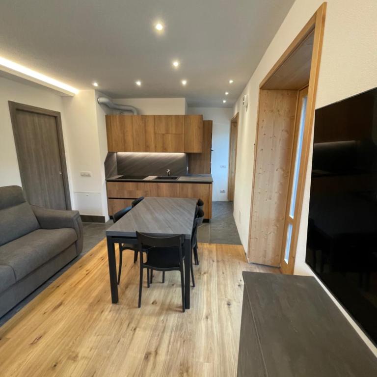 Trilocale nel centro storico di Bormio - Appartamento con 1 Camera da Letto, Balcone e Vista Montagna - 3