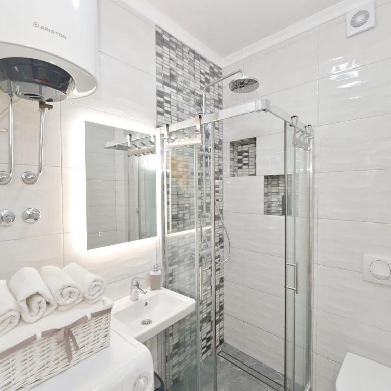 Pearl Shell Apartments - Two-Bedroom Apartment with Balcony and Sea View - 8