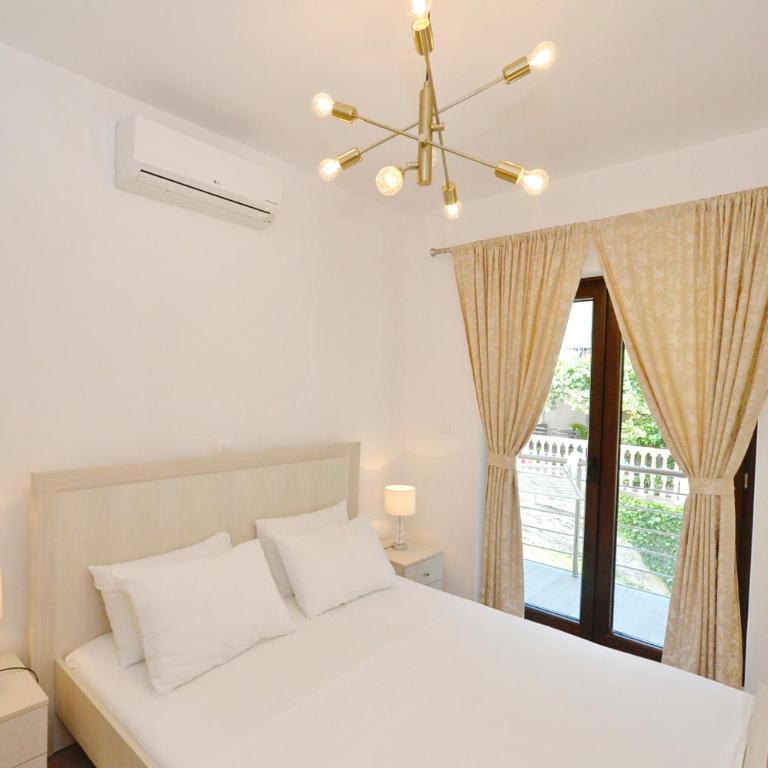 Pearl Shell Apartments - Two-Bedroom Apartment with Balcony and Sea View - 25