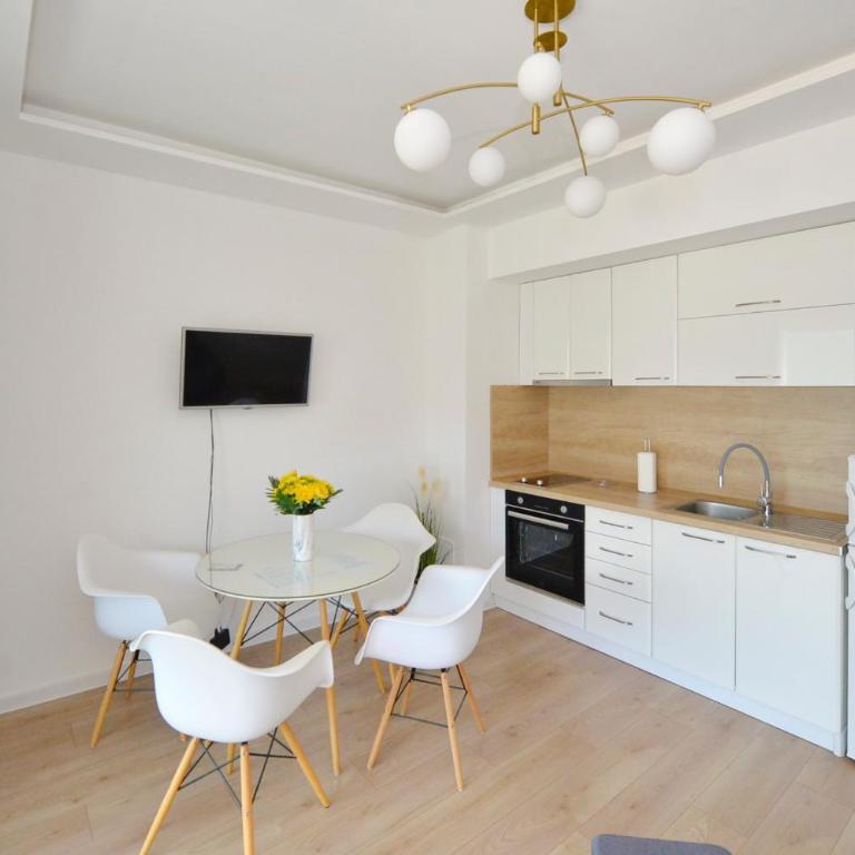 Pearl Shell Apartments - Two-Bedroom Apartment with Balcony and Sea View - 10