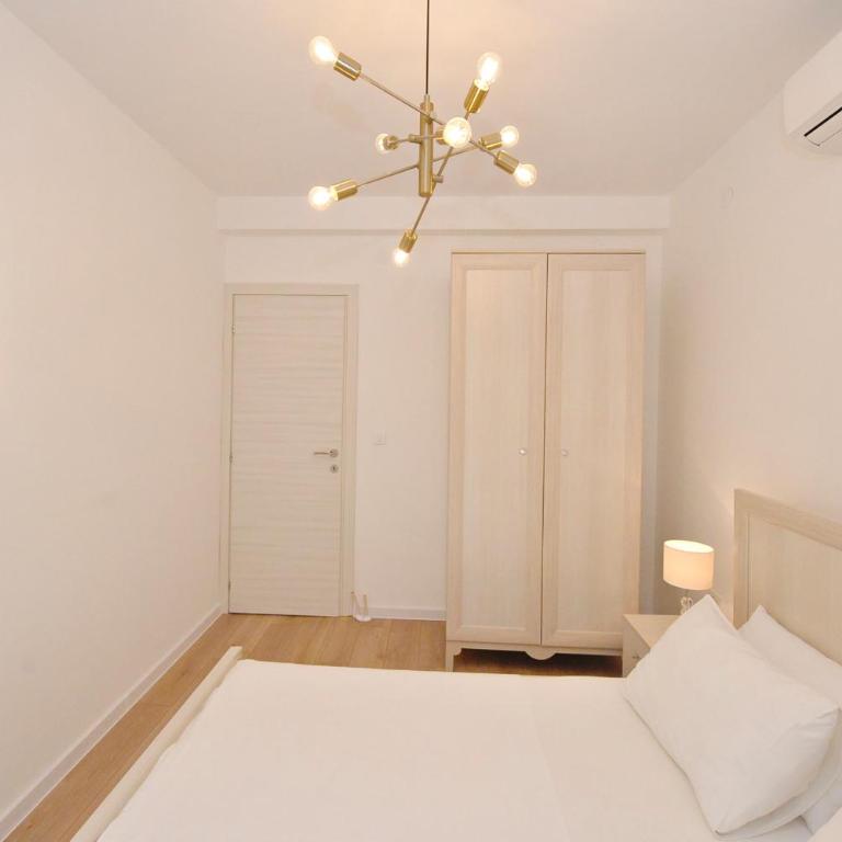 Pearl Shell Apartments - Two-Bedroom Apartment with Balcony and Sea View - 24