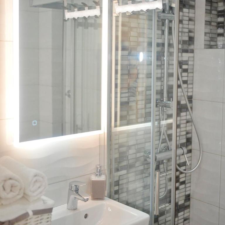 Pearl Shell Apartments - Two-Bedroom Apartment with Balcony and Sea View - 16