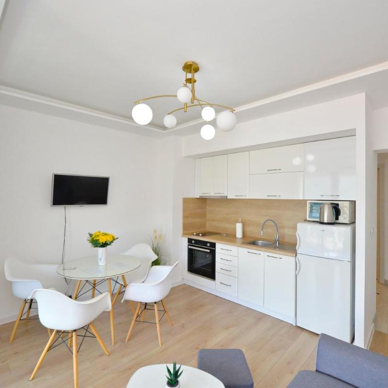 Pearl Shell Apartments - Two-Bedroom Apartment with Balcony and Sea View - 29