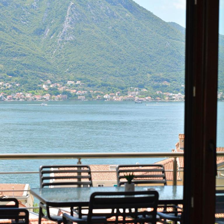Pearl Shell Apartments - Two-Bedroom Apartment with Balcony and Sea View - 4